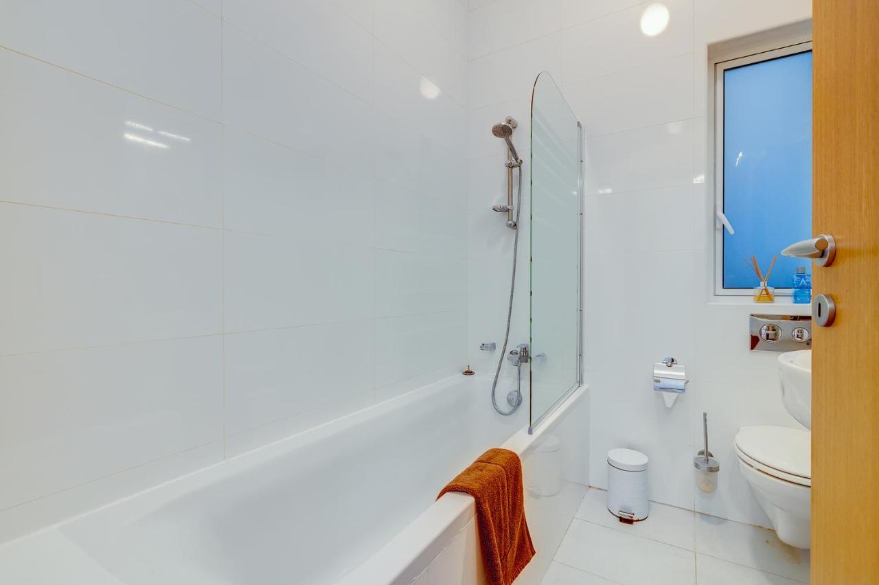 Prime Location Apartment With Side Seaviews Sliema Exterior foto